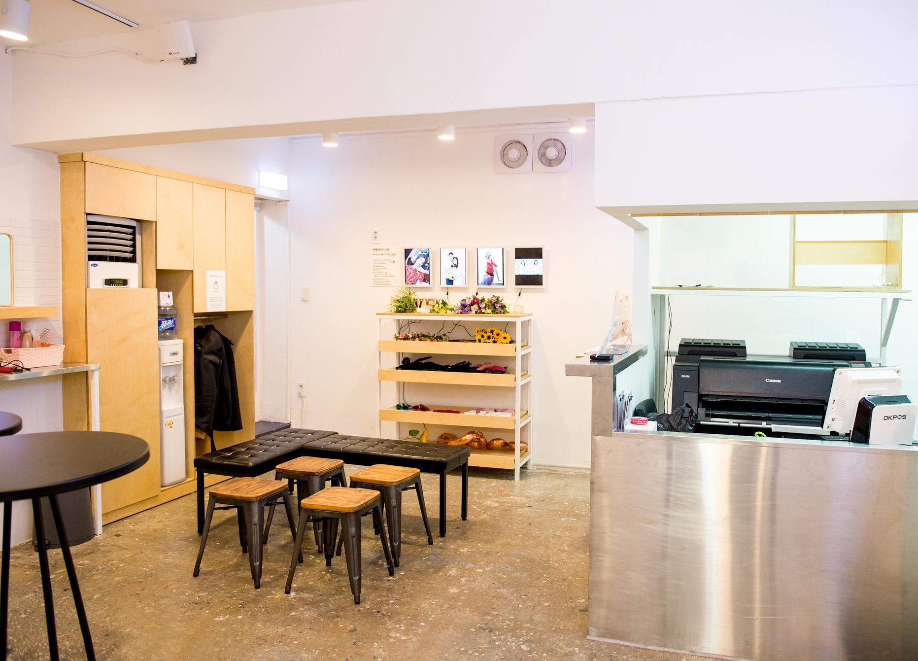 Photobi攝影工作室設有免費提供的西裝和拍攝道具區，以提升拍攝質量。