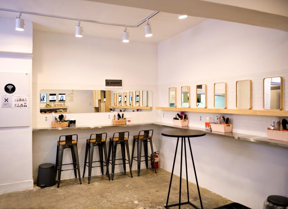 Photobi攝影工作室化妝和準備區，免費提供化妝用品和輔助工具，以確保最佳拍攝效果。