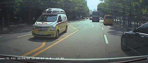 คนขับรถแท็กซี่เกาหลีใต้ พยายามขับรถชนรถฉุกเฉินเพื่อหวังเงินประกัน! จนทำให้ผู้ป่วยเสียชีวิตเนื่องจากได้รับการรักษาไม่ทันเวลา และยังพบว่าเคยก่อเหตุคล้ายๆกันมาแล้ว