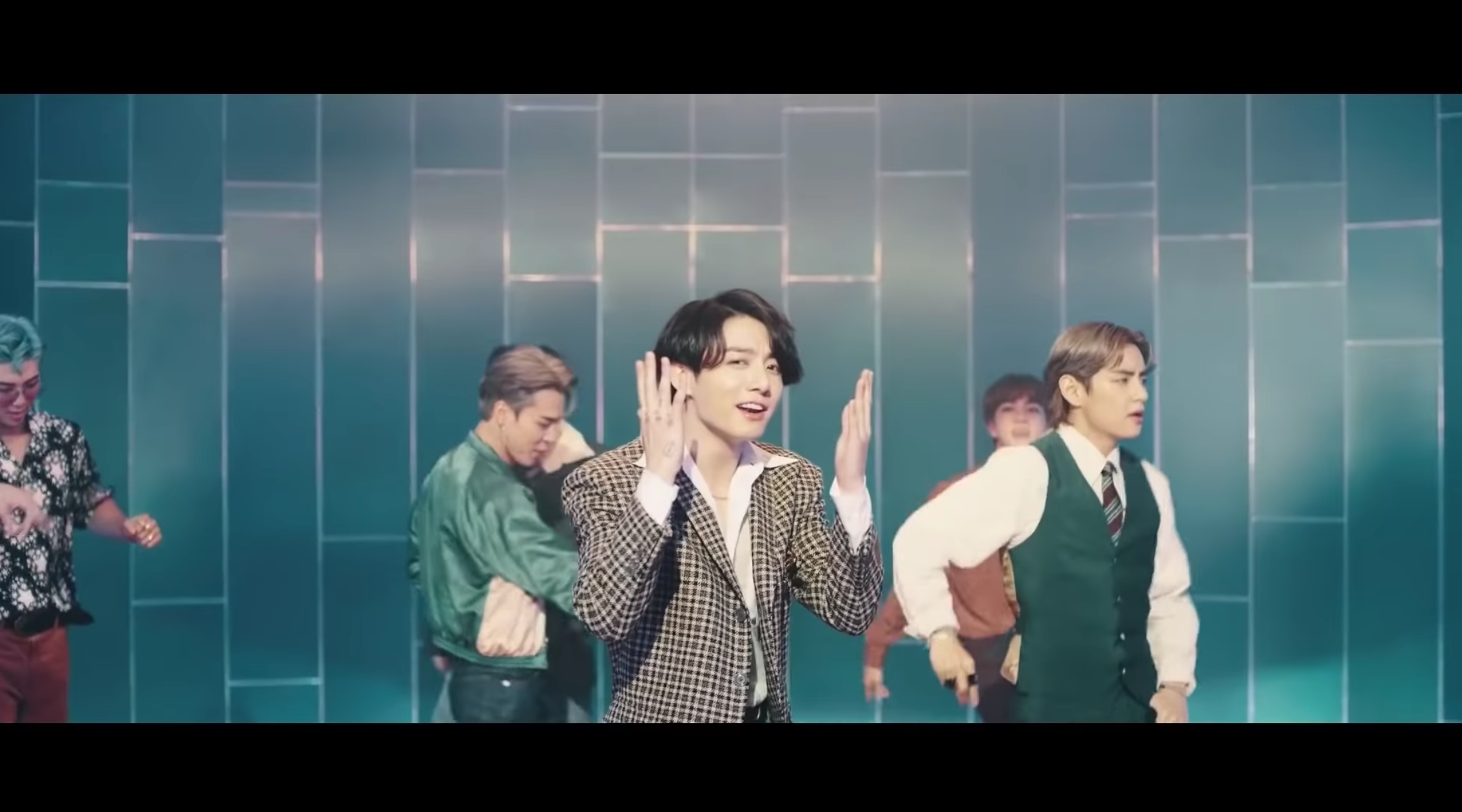 BTS成員在《Dynamite》MV中進行舞蹈表演的場景。