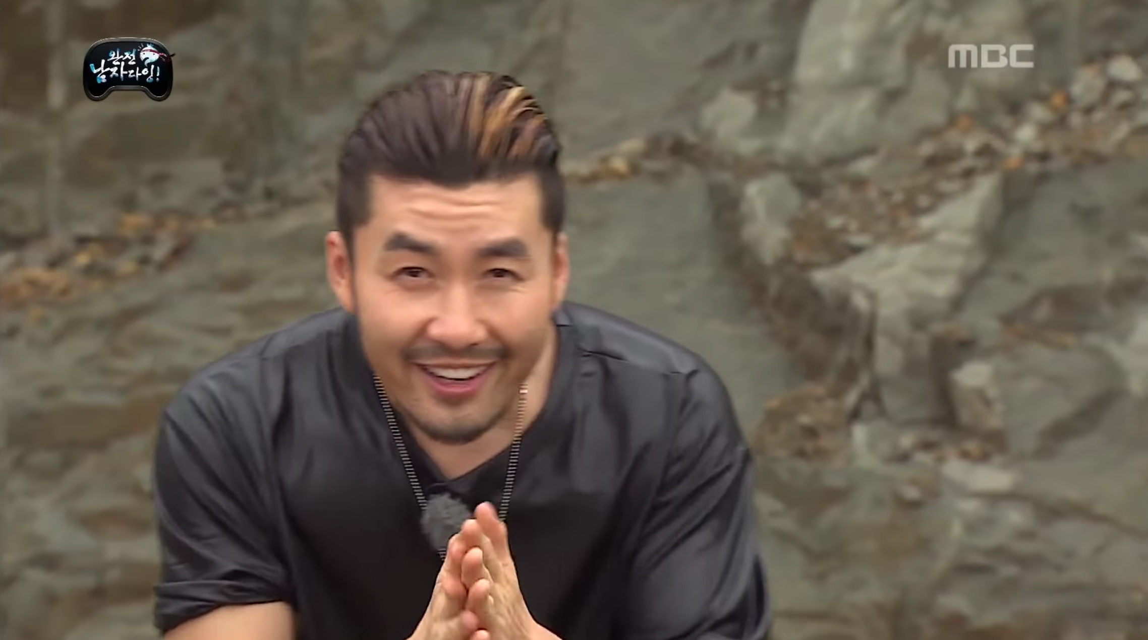 韓國綜藝節目《無限挑戰》的場景，展示參與者學習的動作。