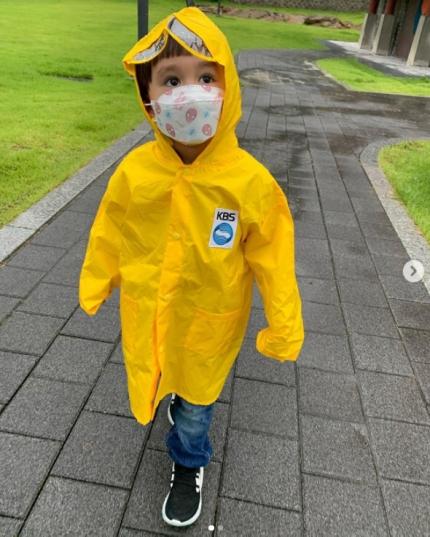 小朋友穿著KBS雨衣犀利地預報天氣，韓國本特利報導颱風動態，親自示範如何避風，幽默可愛的演出