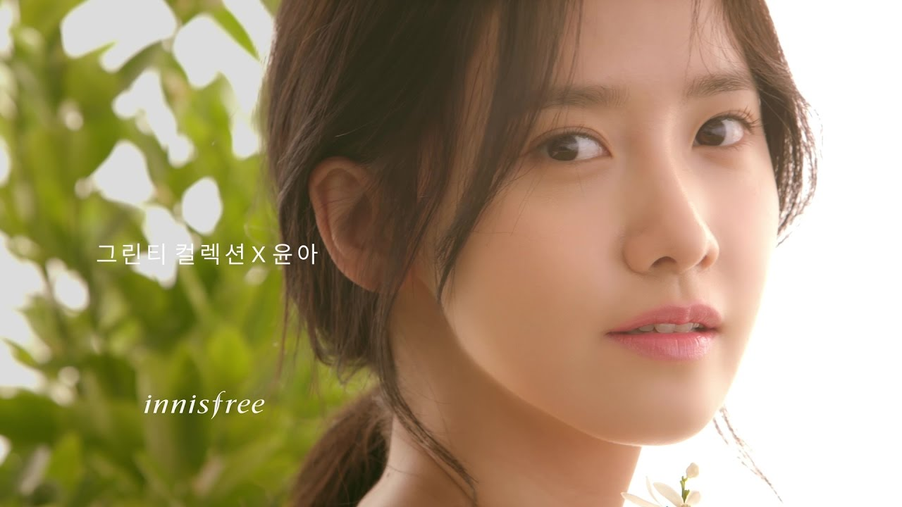 Innisfree廣告中的潤娥拍攝形象，背景為綠色植物，凸顯產品的自然主題。