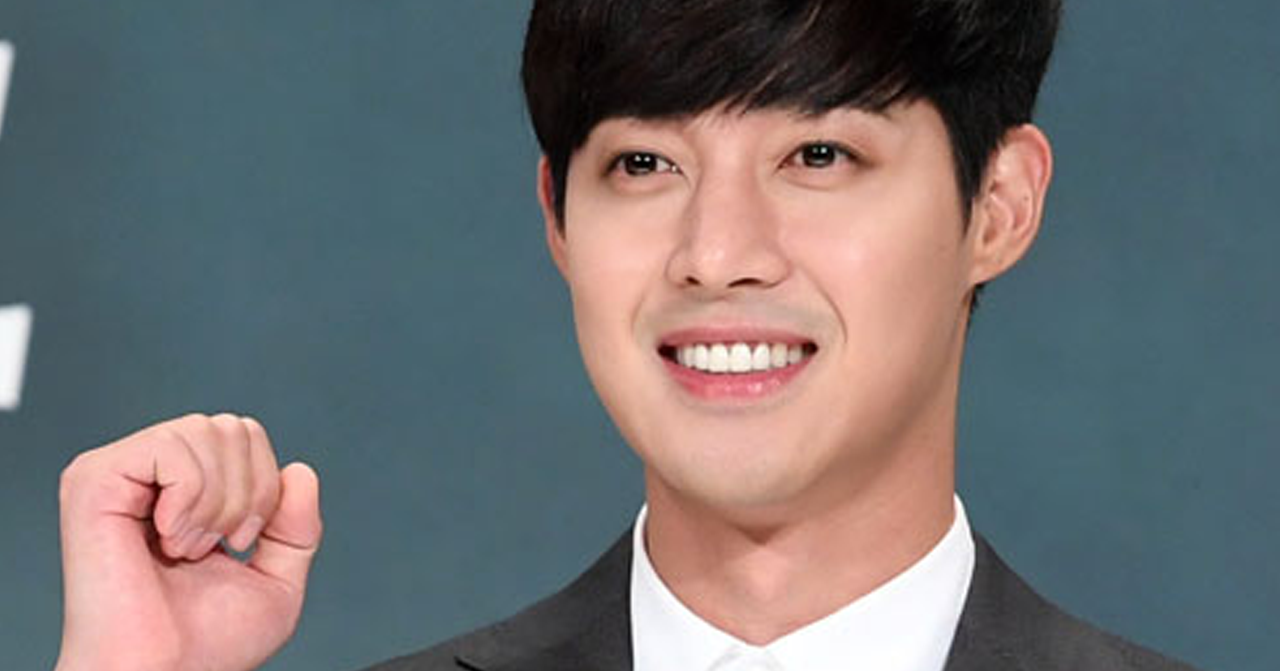 บุคคลในชุดสูทกำลังชูหมัดเพื่อแสดงความตั้งใจหรือเตรียมพร้อม