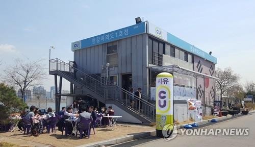 Хангангийн шатланд хүн ороод хүн, машин нийлсэн байраар төвийн хооронд алхаж буй зураг.