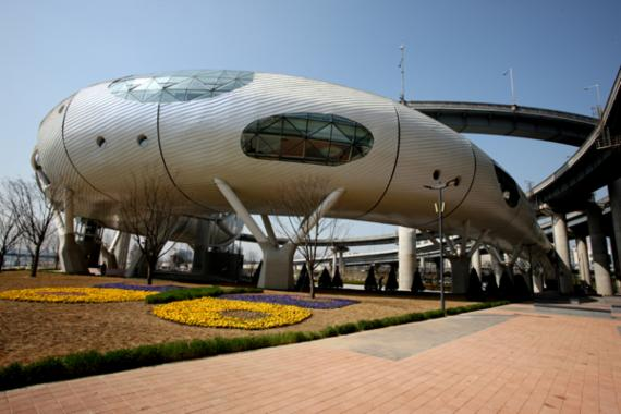 Иргэд Хангангийн паркт сайхан цаг агаартай хөл бөмбөгийн талбайд сууж байгаа нь.