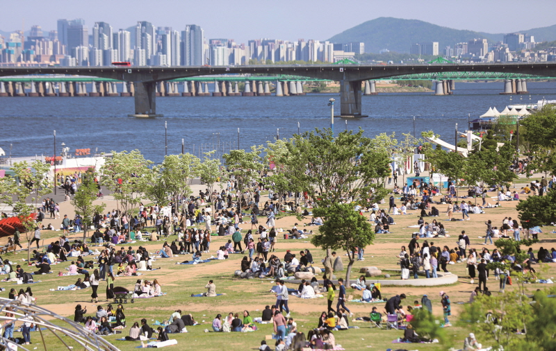 Хангангийн паркт олон хүн эмх цэгцтэй байгалийн сайдтай нэгдсэн зугаалга завгүйхэн амралагтай.