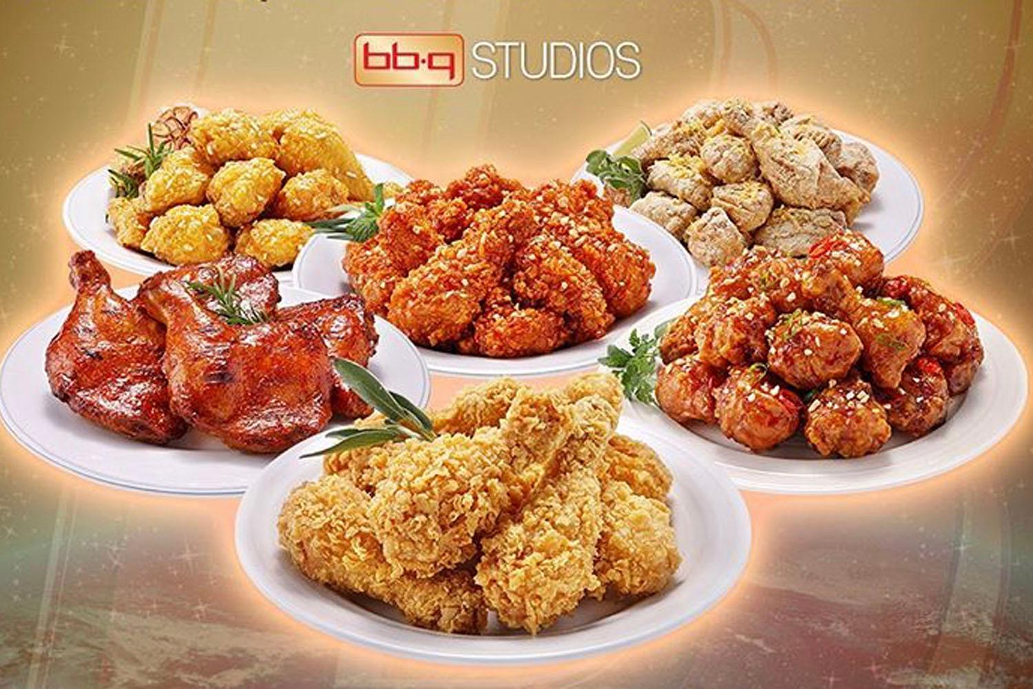 多款韓國BBQ炸雞擺放係白色盤子上面，背景係BBQ Studios嘅標誌。