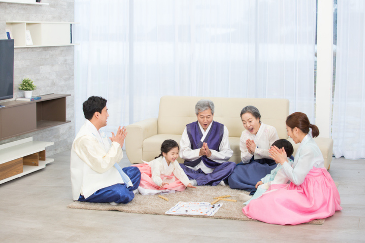 người hàn chơi yutnori dịp trung thu