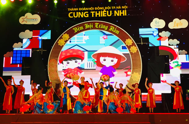 Tiết mục biểu diễn văn nghệ và rước đèn sáng tạo, đầy màu sắc trong lễ hội Tết Trung thu tại Việt Nam, mang đến niềm vui và hào hứng cho các em nhỏ.