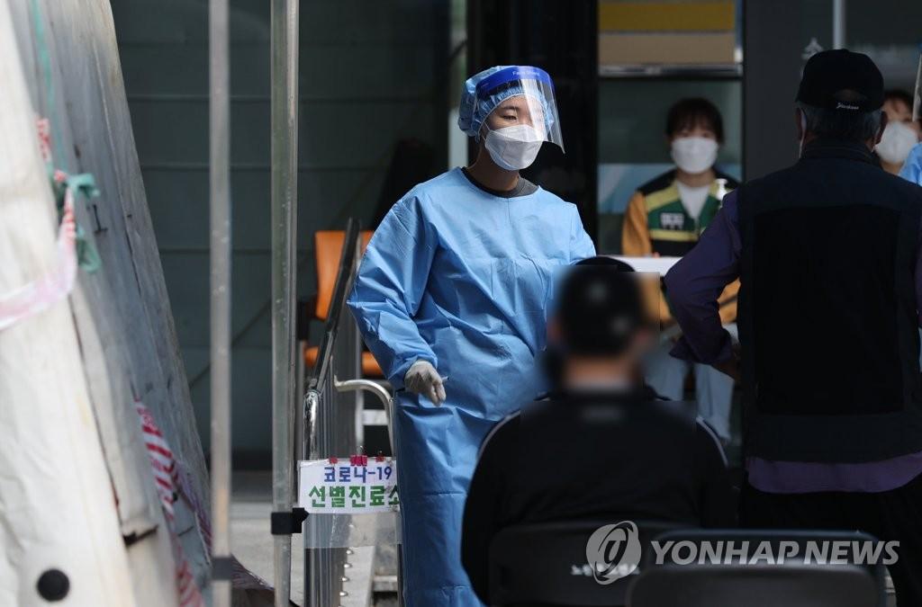 เนื่องจากการแพร่ระบาดของไวรัสทำให้รัฐบาลเกาหลีเกิดความกังวลว่า ช่วงวันหยุดเทศกาลชูซอกจะทำให้สถานการณ์แย่ลงไปอีก ขณะนี้ได้มีการเปิดโหวตผ่านเว็บไซด์ซองวาแดมีคนกว่า 15,000 คนที่เห็นว่าควร