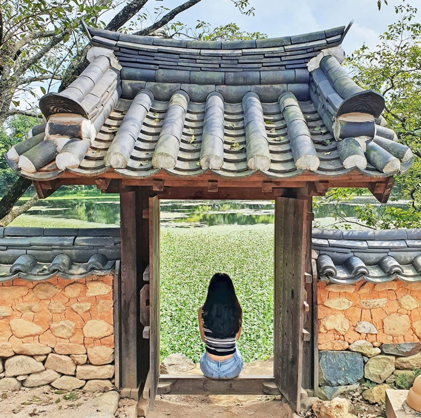 韓國密陽位良池，仿古建築風格的小屋，與自然環境和諧相融。