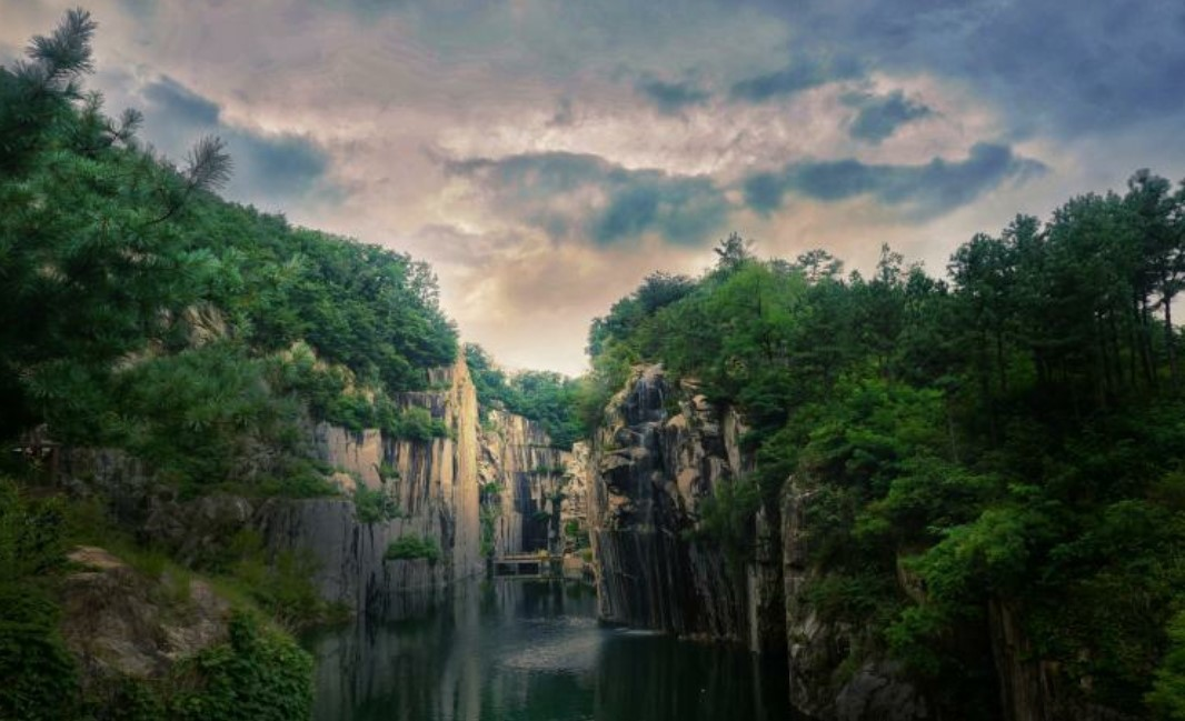 韓國抱川藝術谷，郊外的獨特地形，樹木環繞，適合享受自然風光。