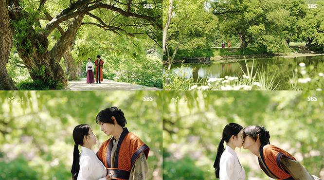 Adegan dari K-drama yang difilmkan di sekitar Kolam Wiyang, menampilkan aktor dalam kostum tradisional Korea, dikelilingi oleh pemandangan hijau alami yang menawan.