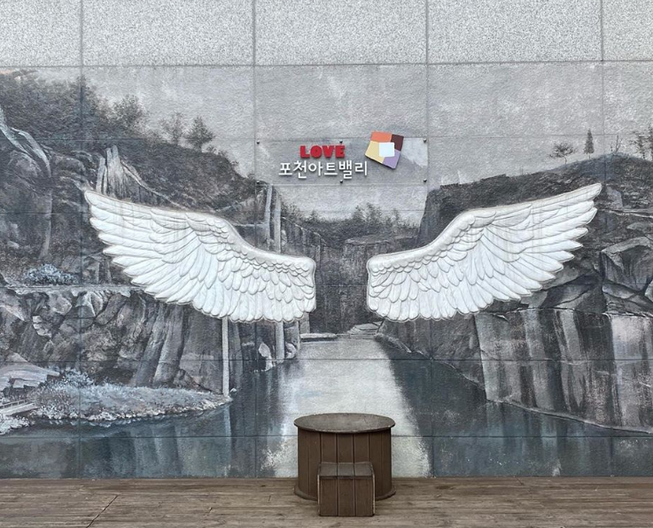 韓國抱川藝術谷，牆壁上裝飾有白色翅膀的藝術作品，為拍照增添創意。