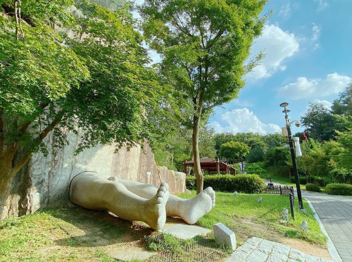 韓國抱川藝術谷，巨型雕塑，展示獨特的藝術氛圍，吸引眾多遊客觀賞。