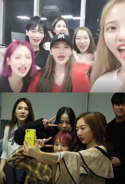 グループのメンバーたちが集まっている写真。彼らは楽しんで笑顔でポーズを取っている様子が見られる。