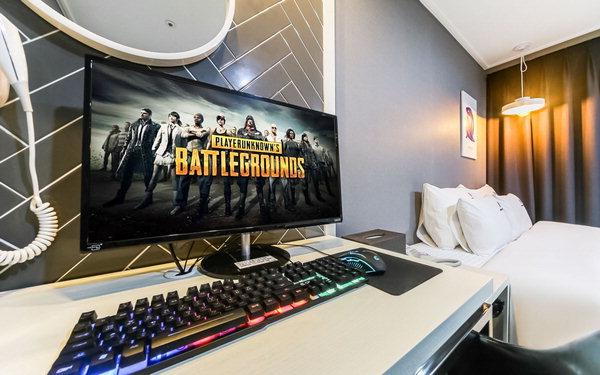 昌原市城山区上南洞のモーテル内部、高仕様PCとラグジュアリーな周辺機器が整ったゲーミングルームの風景。高品質な設備が備わっていることを示す写真。