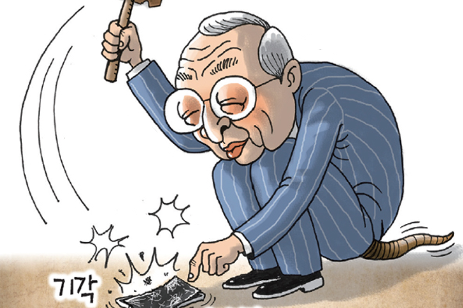 拄著一根手杖的老人在紙上撒粉，展示要掩蓋的事情最終會被發掘。