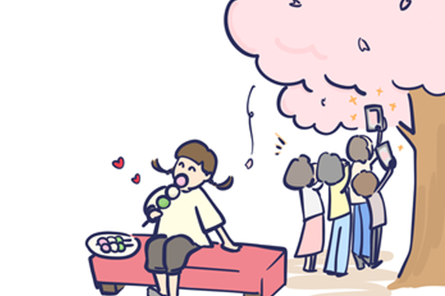 一群人圍抱樹下櫻花時，一位女孩悠閒地吃糕點，形容飯後景觀最好看。