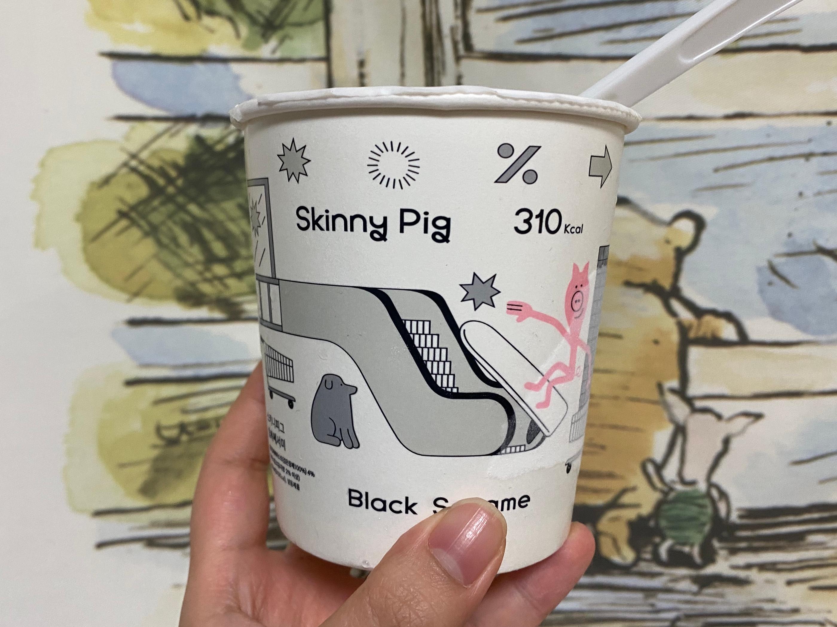 親身體驗黑芝麻味Skinnypig雪糕，韓國市場難得找到的獨特美味，卡路里為310。