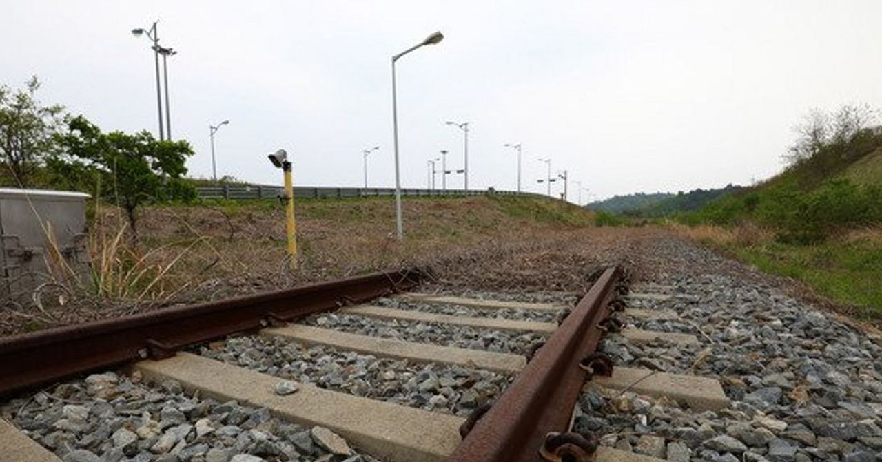 一條通往遠方的鐵軌，象徵著可能的新連接，象徵著跨越朝鮮半島的聯通計劃。