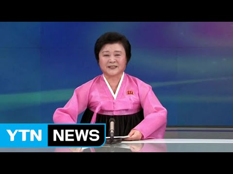 在新聞節目上，穿著粉紅色韓服的主播正在報導新聞，韓服是北韓的傳統服飾。