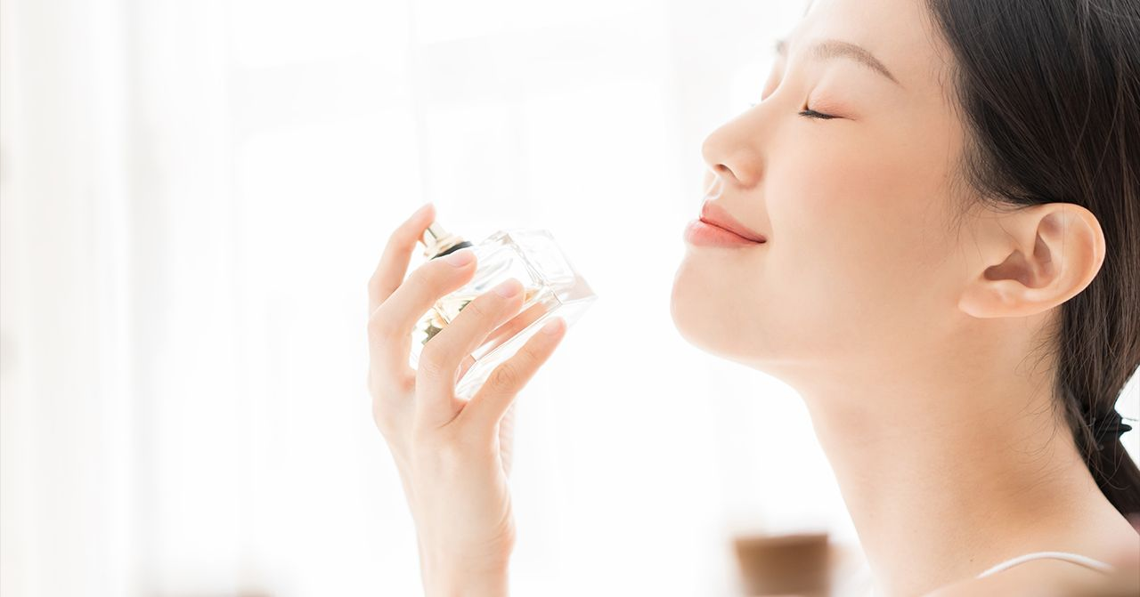 女性手持香水瓶，代表韓國女藝人推薦的香水選擇，展示香水給日常生活帶來的愉悦嗅覺體驗。