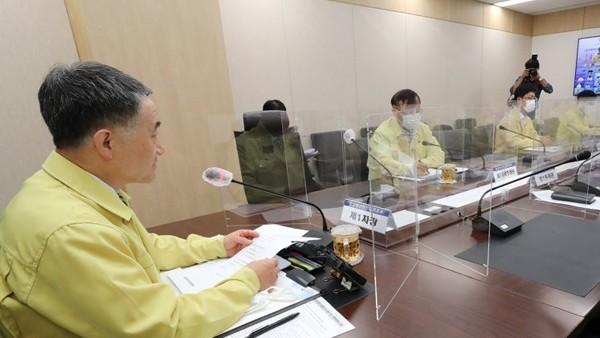 パク·ヌンフ｢首都圏の距離置き2段階で施行…距離置きに同参を｣