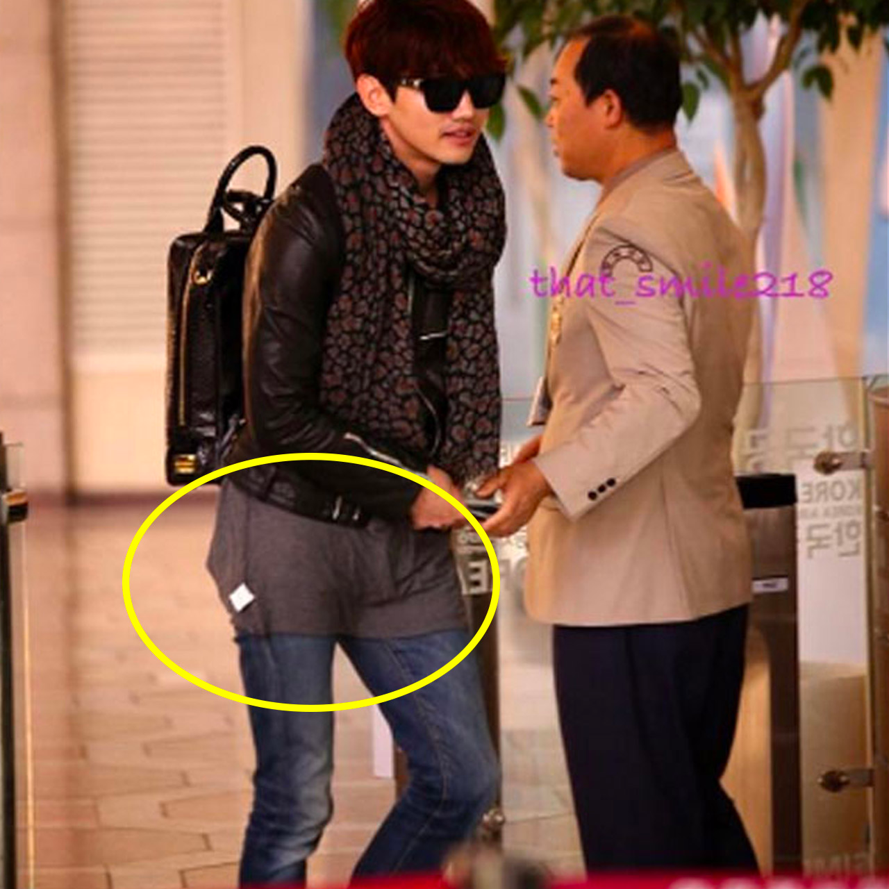 Một người đứng với áo thun mặc ngược, là tín hiệu may mắn theo văn hóa Hàn Quốc.