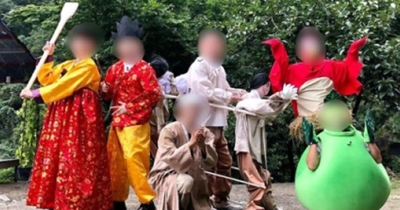《新西遊記8》成員穿著傳統服飾，化身興夫傳中的角色，於户外拍攝的團隊照。