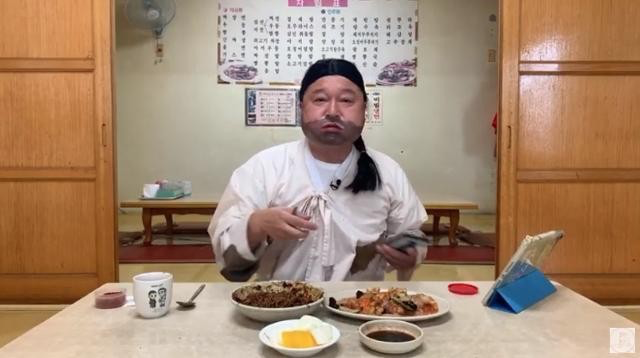 韓國綜藝《新西遊記8》，成員坐在韓式餐桌前，面前擺有炸醬麵和糖醋肉。