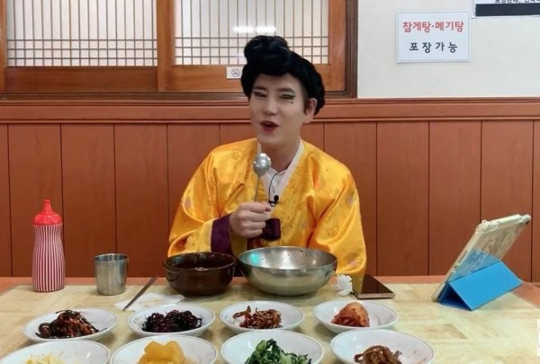 Super Junior圭賢穿著黃色韓服，品嘗河蜆拌飯及蜆湯，參加《新西遊記8》直播節目。