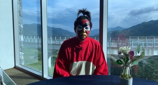 韓國綜藝《新西遊記8》成員身穿紅色服飾參與錄製，背後是窗外的山景風光。