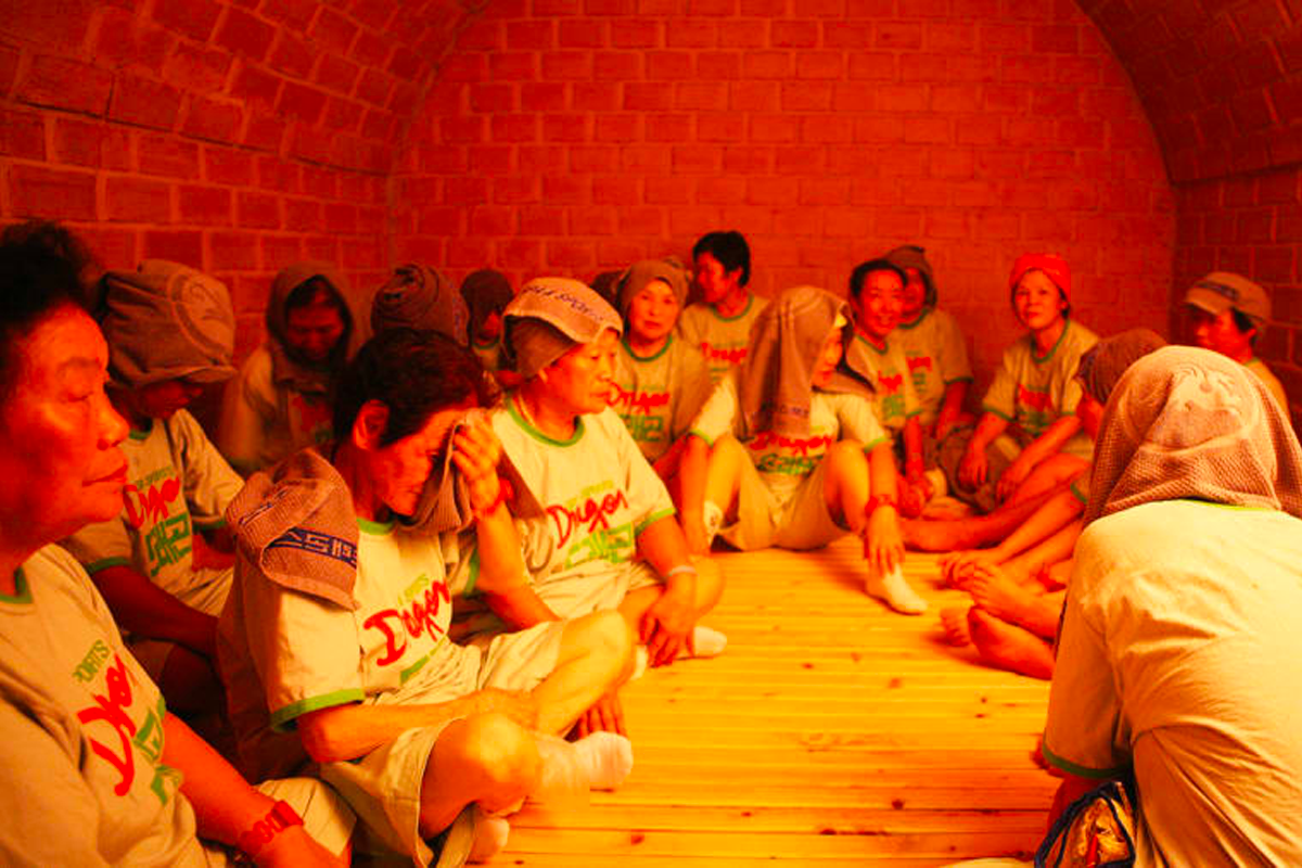 韓國阿珠媽們坐在傳統的韓式汗蒸幕內，休閒放鬆。