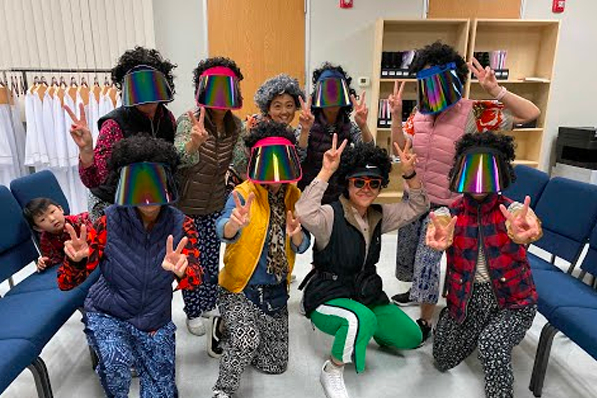 韓國阿珠媽穿著色彩繽紛的時尚服飾，展示她們獨特的穿搭風格。