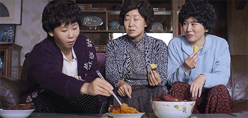Korean Ajumma's sharing kimchi in the drama, Reply 1988
