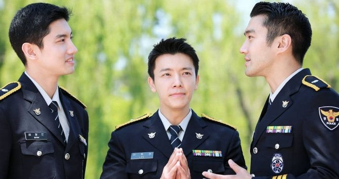 ข้าราชการเกาหลีสามคนในเครื่องแบบ แสดงถึงอาชีพยอดนิยมในเกาหลี