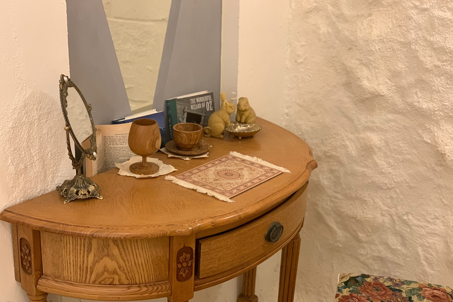 咖啡廳的一角，擺放有木質的裝飾桌和工藝品，如鏡子和杯子，展示了咖啡廳的獨特風格和藝術佈局。