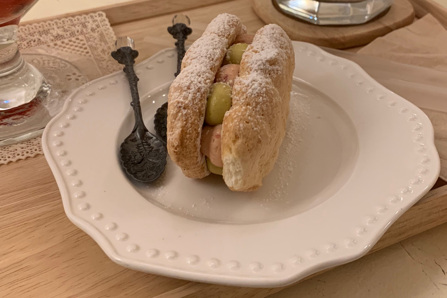 盤中的達克瓦茲（Dacquoise），夾雜着鮮豔果醬的糕點，暗示其獨特的美味和外觀。