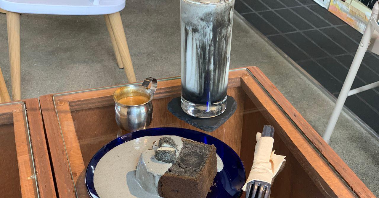 一家咖啡廳內的甜品拼盤，搭配有芝士蛋糕和特別飲品，展示了咖啡廳糕點的豐富性和創意。