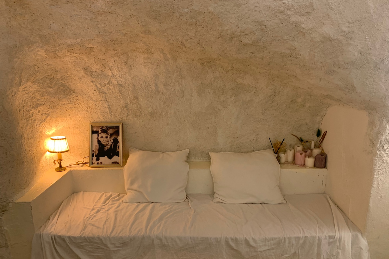 咖啡廳內的舒適休息區，配有柔和的燈光、白色牆壁和簡單的裝飾，給人一種温馨浪漫的感覺。