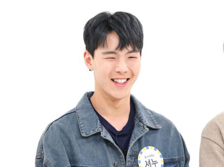 MONSTA X成員SHOWNU身穿牛仔外套的簡約照片。