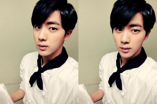 แฟชั่นการแต่งตัวของไอดอลในชุดเชฟสีขาวพร้อมผ้าพันคอดำเป็นภาพหัวข้อสำหรับสูตรอาหารจากเหล่าไอดอลใน Creatrip