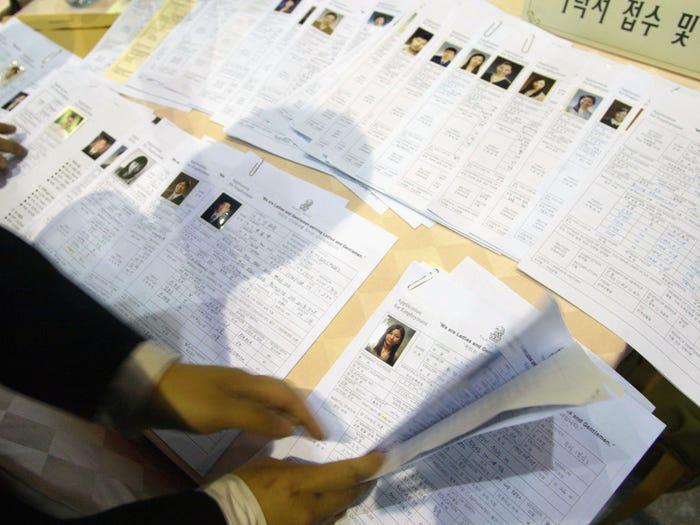 จริงหรือไม่...แอร์เกาหลีส่วนใหญ่ผ่านมีดหมอเพื่อให้ได้ใบหน้าในอุดมคติของบริษัท? แอร์ = เป็นเซเลบในชุมชน?