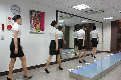 จริงหรือไม่...แอร์เกาหลีส่วนใหญ่ผ่านมีดหมอเพื่อให้ได้ใบหน้าในอุดมคติของบริษัท? แอร์ = เป็นเซเลบในชุมชน?