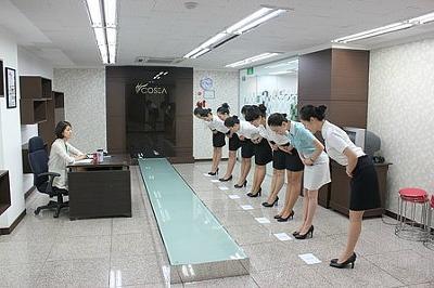 จริงหรือไม่...แอร์เกาหลีส่วนใหญ่ผ่านมีดหมอเพื่อให้ได้ใบหน้าในอุดมคติของบริษัท? แอร์ = เป็นเซเลบในชุมชน?