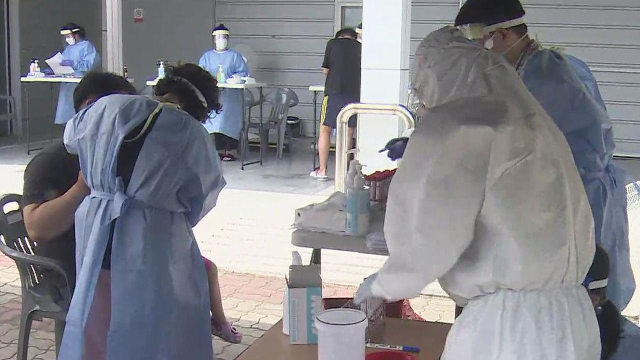 บุคลากรทางการแพทย์สวมใส่ชุดป้องกันตรวจคัดกรองโควิด-19