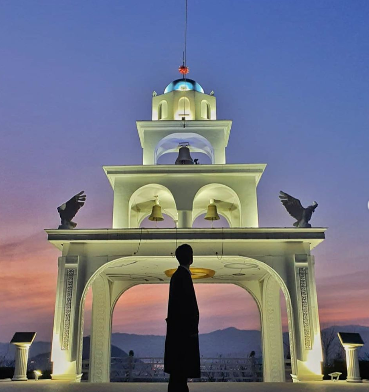 chuncheon santorini, guy posing at the photo spot