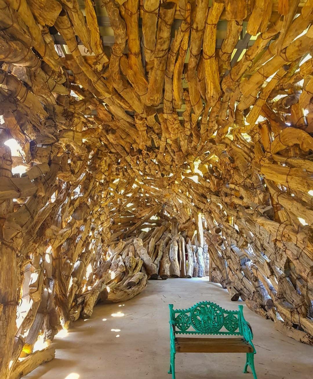 Gangneung Haslla Art World, Holzhöhle mit einem malerischen grünen Stuhl